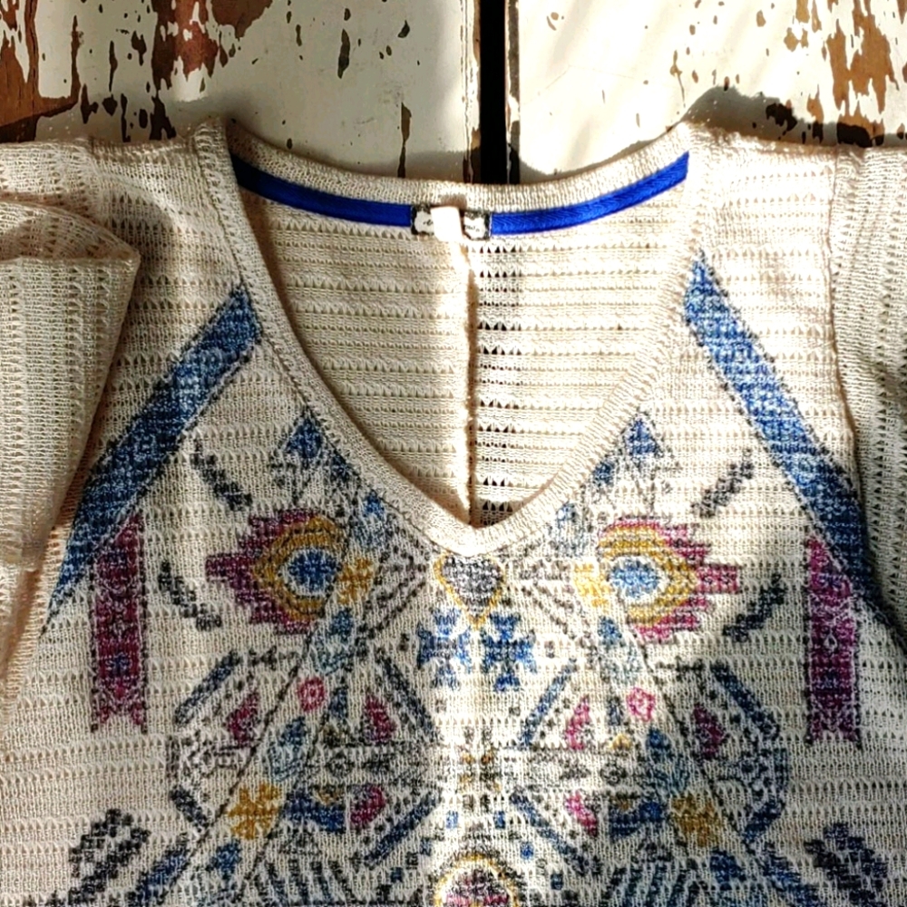 Eyeshadow Worship The Sun Batwing Crochet V-Neck - Picture 6 of 16